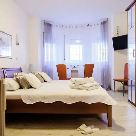 And Anka - With Open Jacuzzi Gostinjska kuća 3*